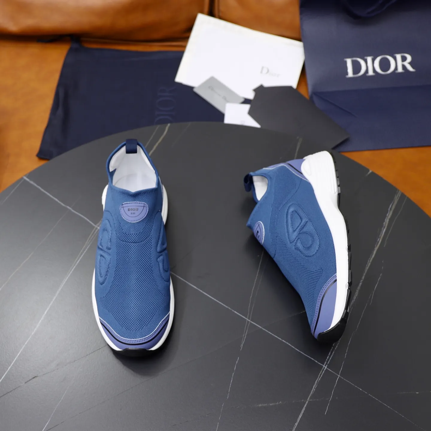 Ex-factory price: 520💰Dior B30’s latest hot model is shipped, the original version is manufactured 1:1 ▪️ Fabric: Original customized fly weave ▪️ Lining: Imported breathable mesh ▪️ Sole: Original molded non-slip outsole ▪️ Size: 38-46 (45 and 46 are custom-made and cannot be returned or exchanged)